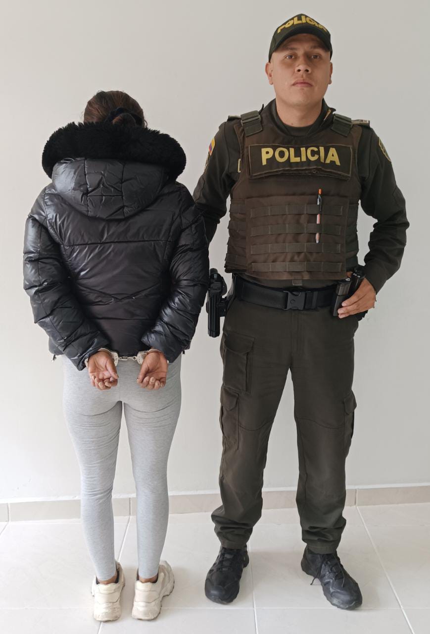 Mujer de 34 años pretendía ingresar estupefacientes a un centro de detención transitoria camuflados en alimentos. | Foto: Policía Pasto