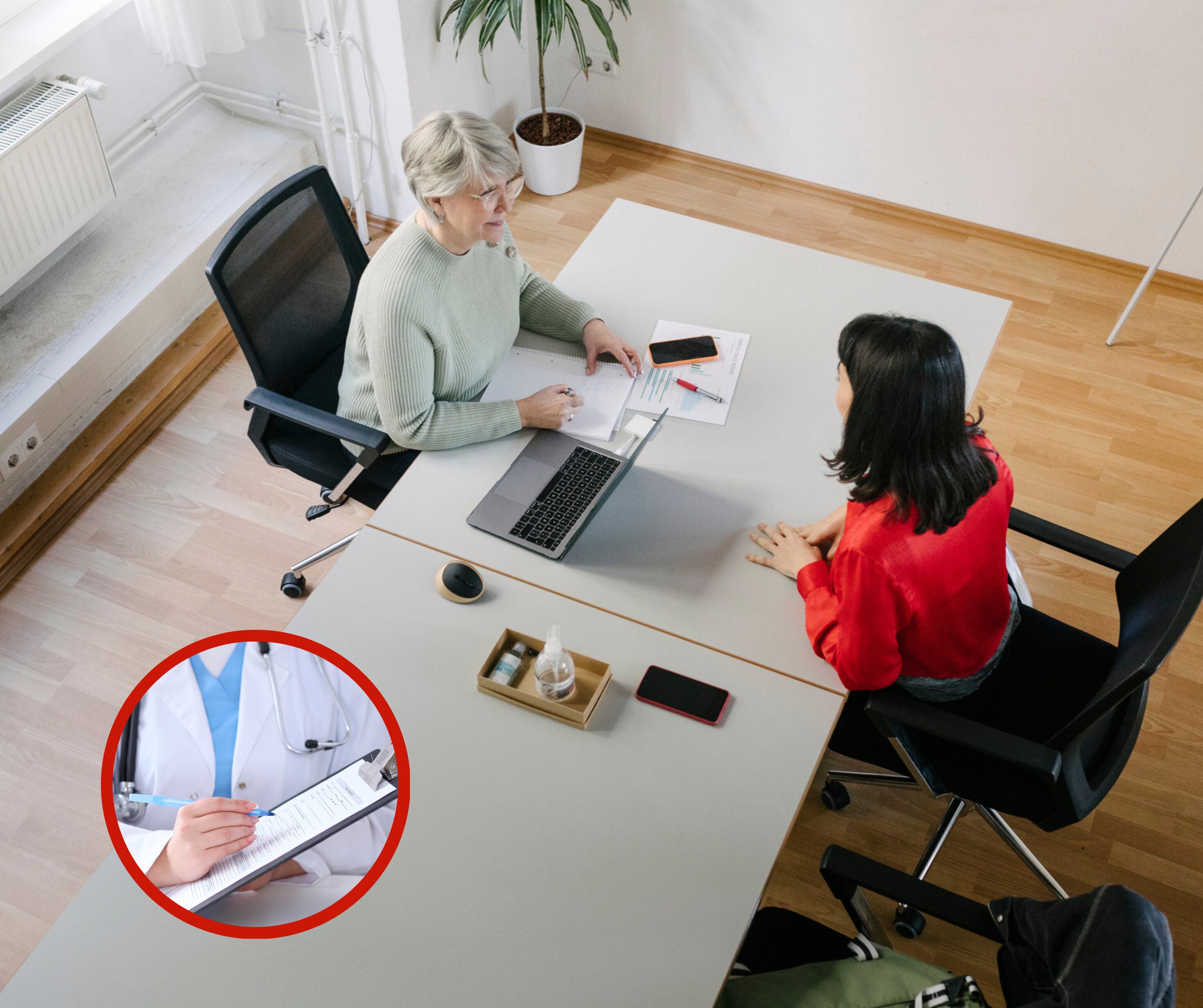 Mujer siendo entrevistada para obtener un trabajo junto a un médico señalando un examen (Getty Images)