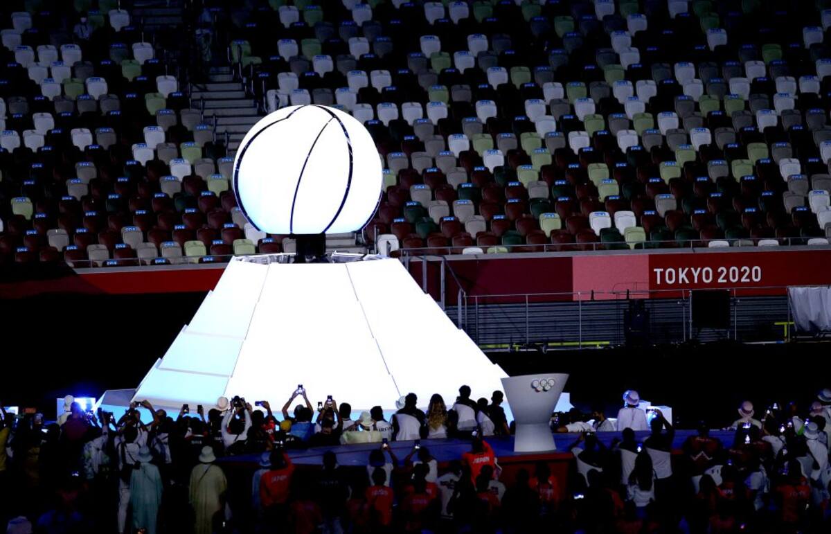 Cierre de la esfera que llevaba encendida la llama olímpica