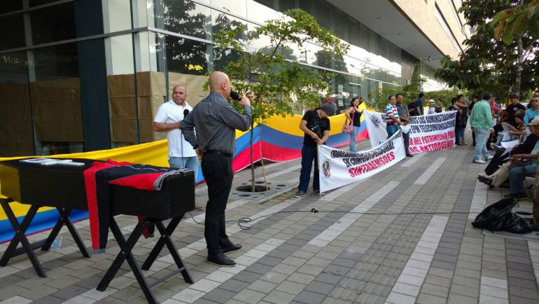 Plantón de trabajadores de UNE-Tigo en Medellín. 