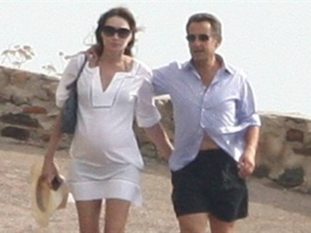 Carla Bruni luce embarazo con Nicolás Sarkozy en la Costa Azul