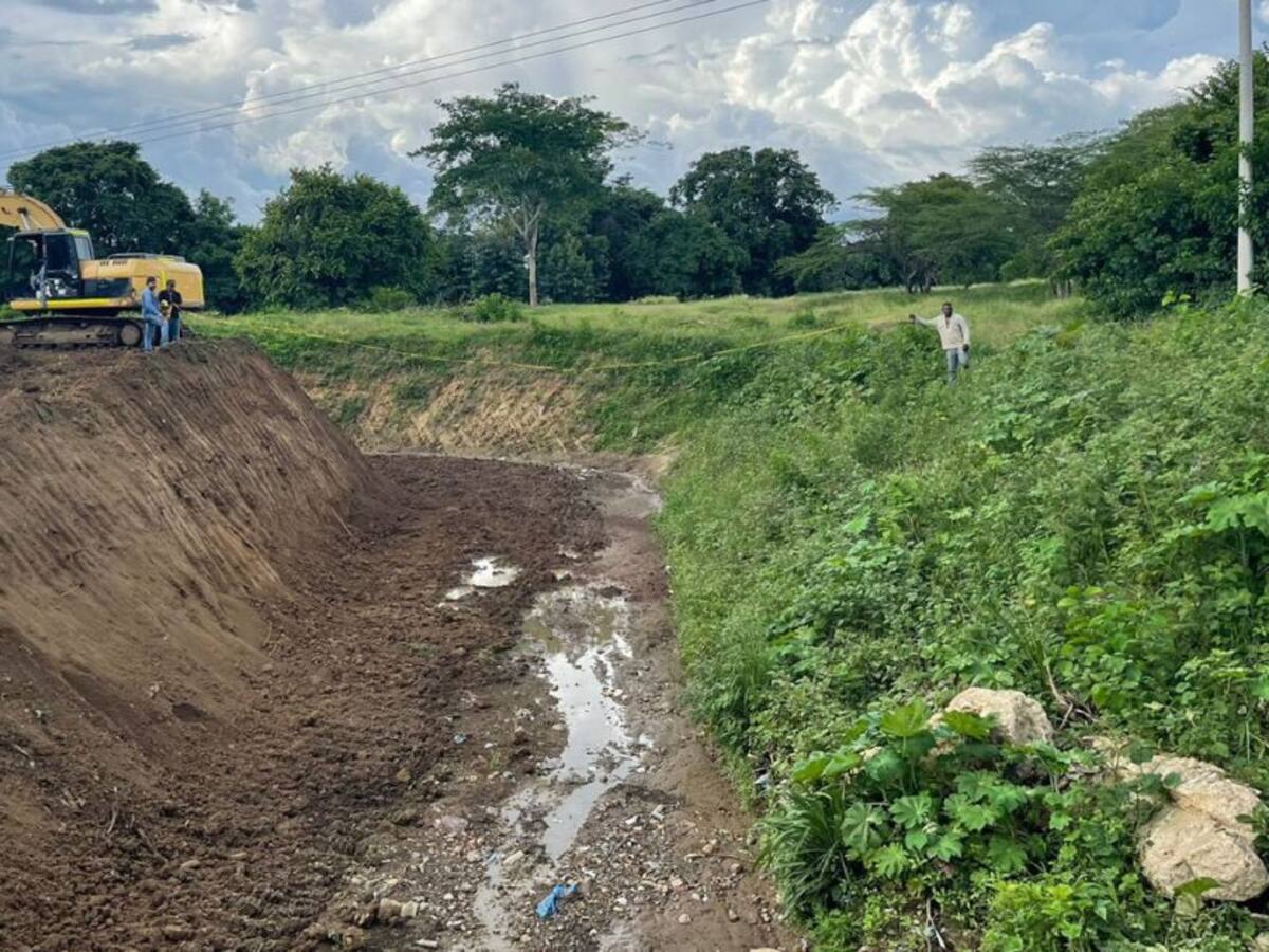 60% de avance en relimpia del cauce del Arroyo Grande en Arroyohondo