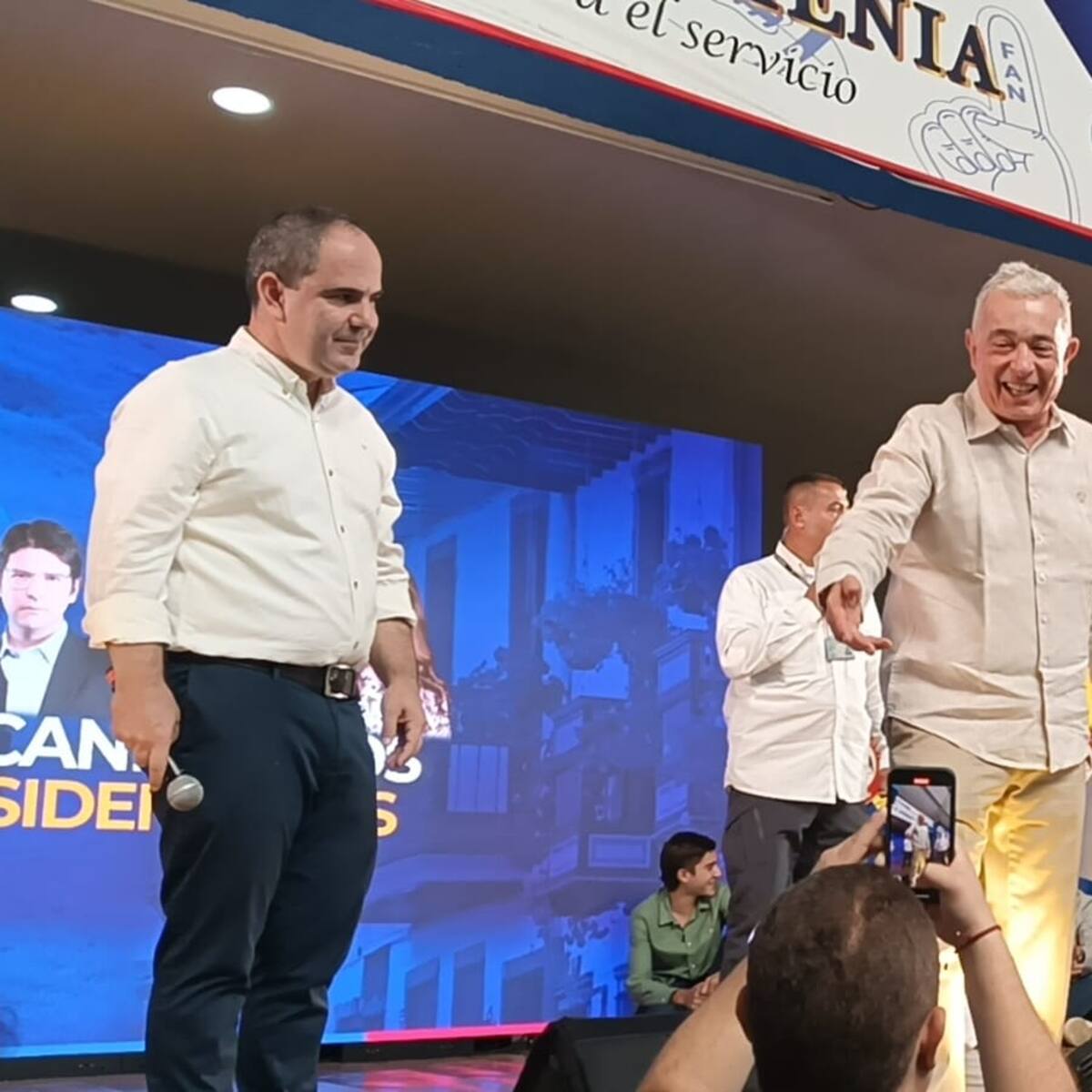 Palabra de gallero, si ganamos las elecciones presidenciales habrá rebaja de impuestos: Uribe