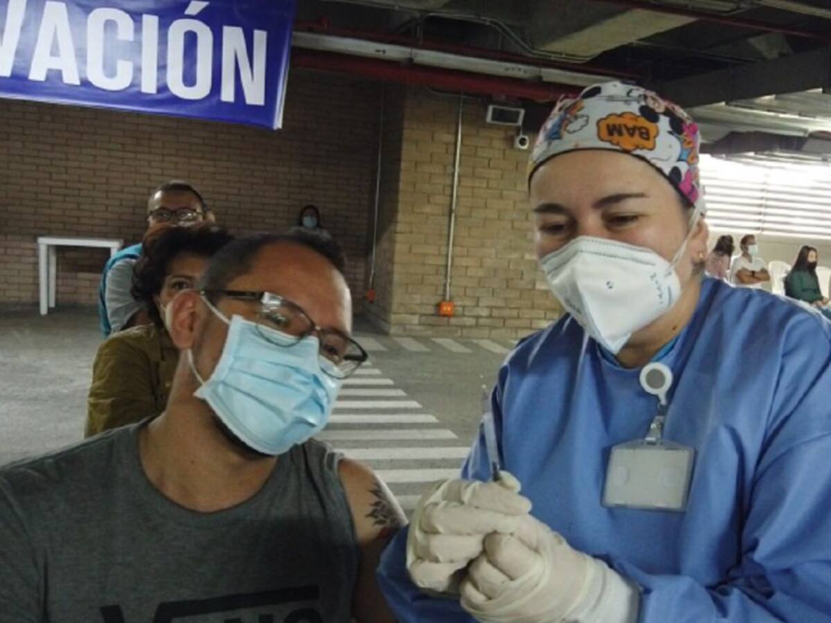 Médico de la U. de Manizales resalta importancia de la vacunación anticovid