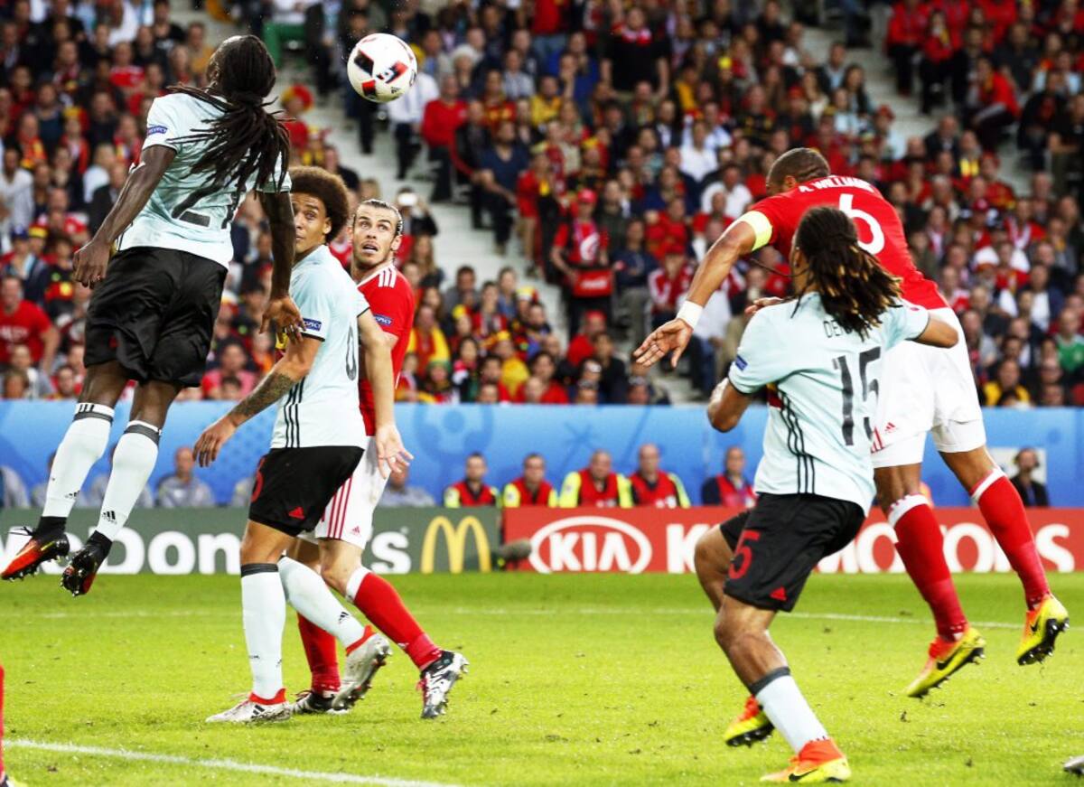 Williams cabeceó tras un tiro de esquina y puso el empate para Gales