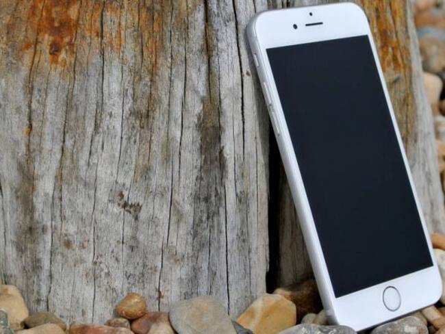 Madre enfurecida destruye el Iphone de sus hijos para que le obedezcan