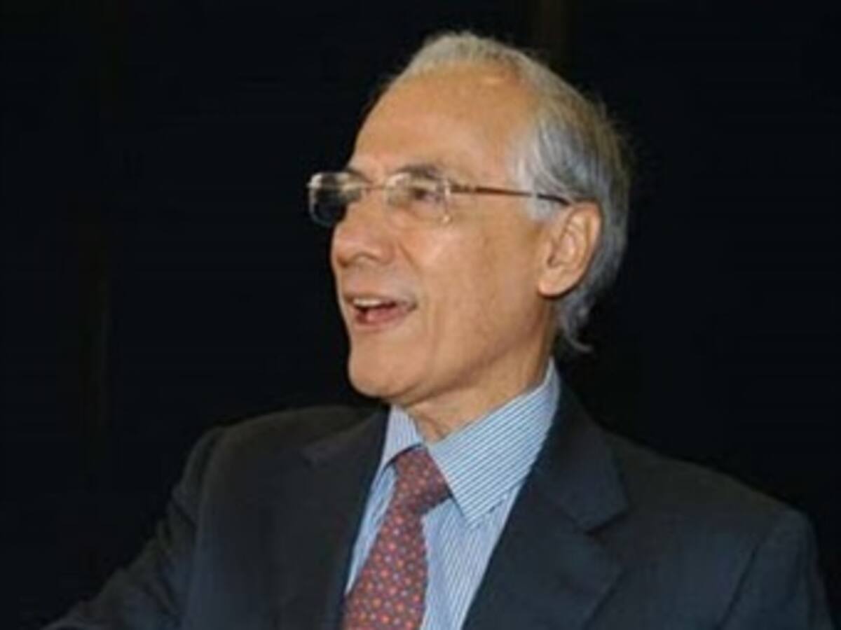 Santos crearía fondos de estabilización en el exterior para ahorrar recursos de bonanza petrolera: Carlos Rodado