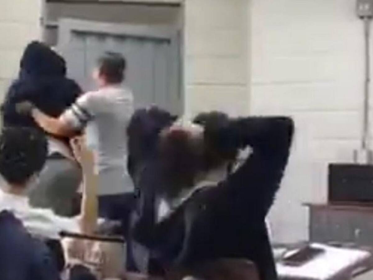 A la fuerza fue retirado del salón de clases un estudiante