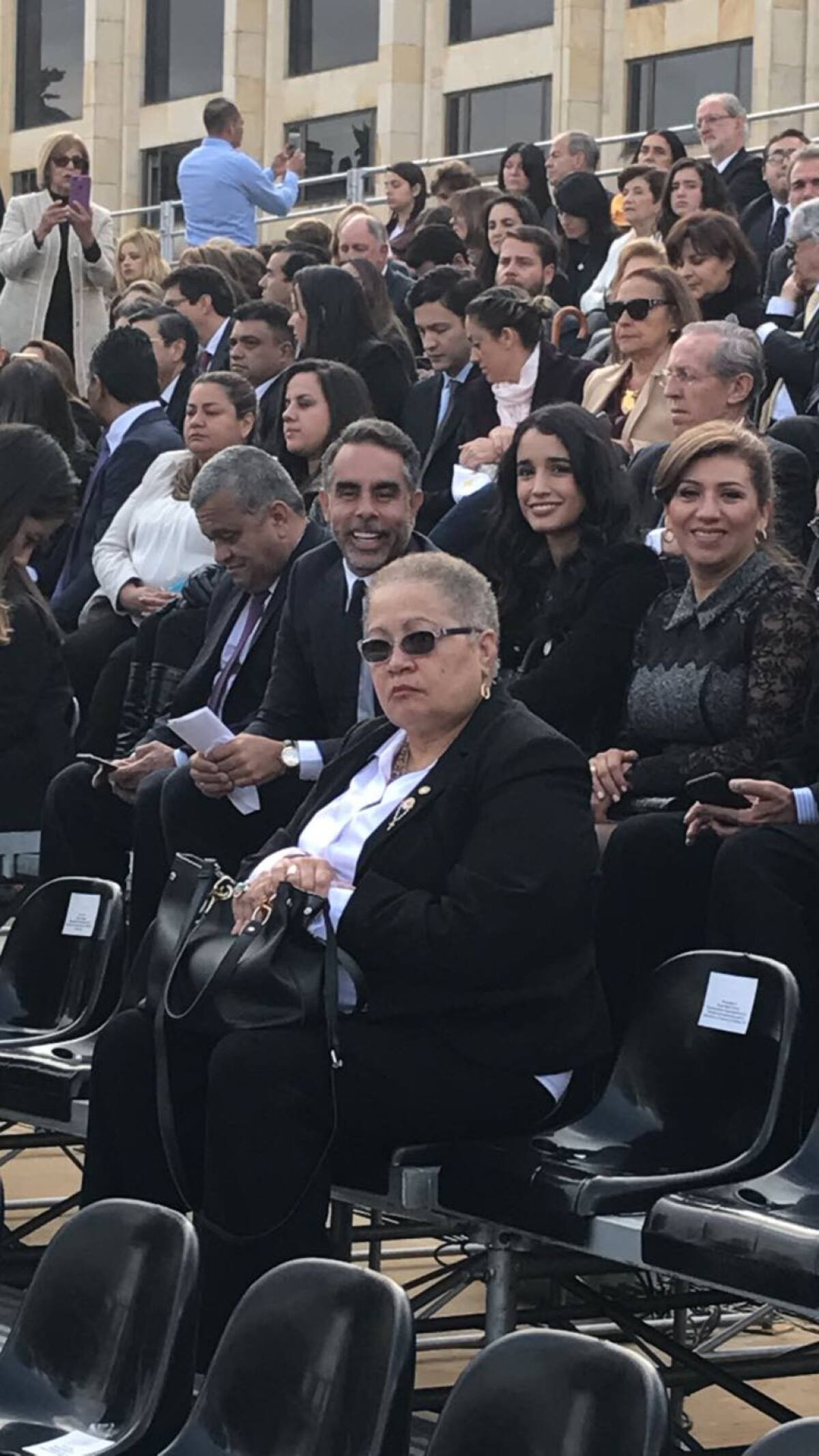 senadores del partido de la U Armando Benedetti y del partido verde Navarro Wolf a la espera del sumo pontífice.