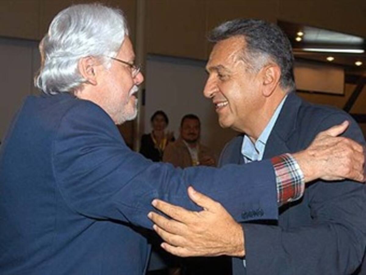 Carlos Gaviria acepta ser precandidato presidencial. Lucho Garzón se retira del Polo Democrático