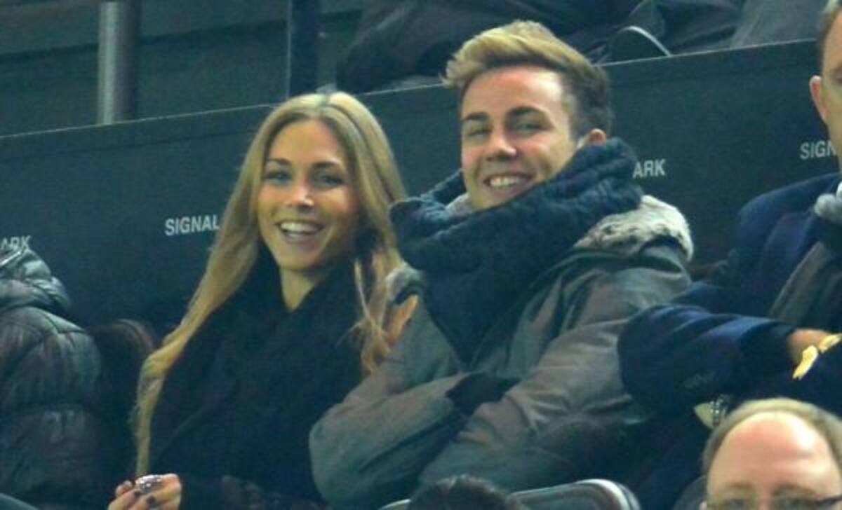 El mediocampista Mario Götze y su bella novia Ann Kathrin.