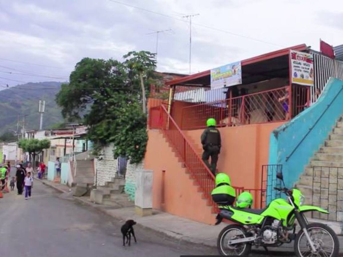 Policía rescata a niños cuya casa ardía en llamas
