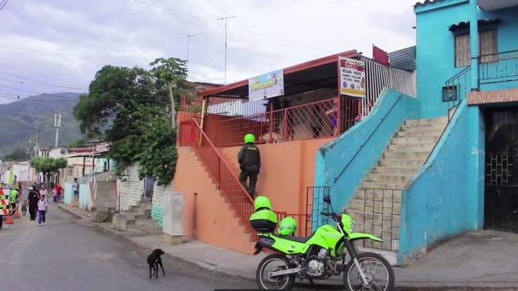 Policía rescata a niños cuya casa estaba en llamas