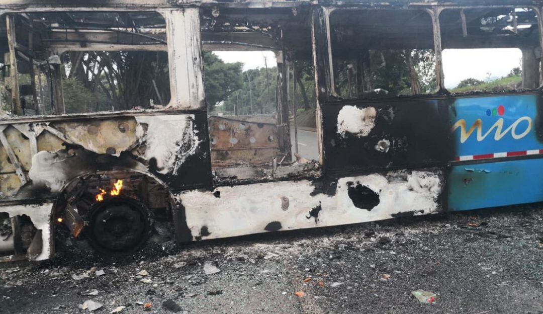 Ya son cerca de 20 los buses del Mío incinerados desde que se inició el Paro Nacional, el pasado 28 de abril.