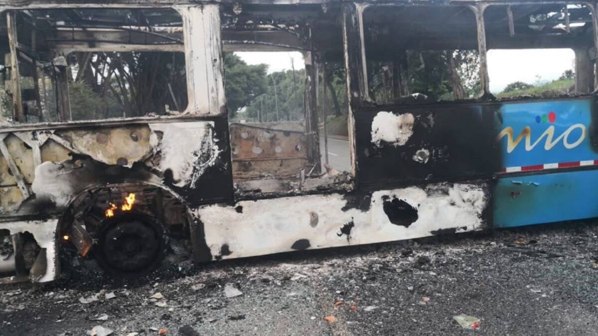 Recompensa de $500 millones por autores de quema de vehículos en Cali