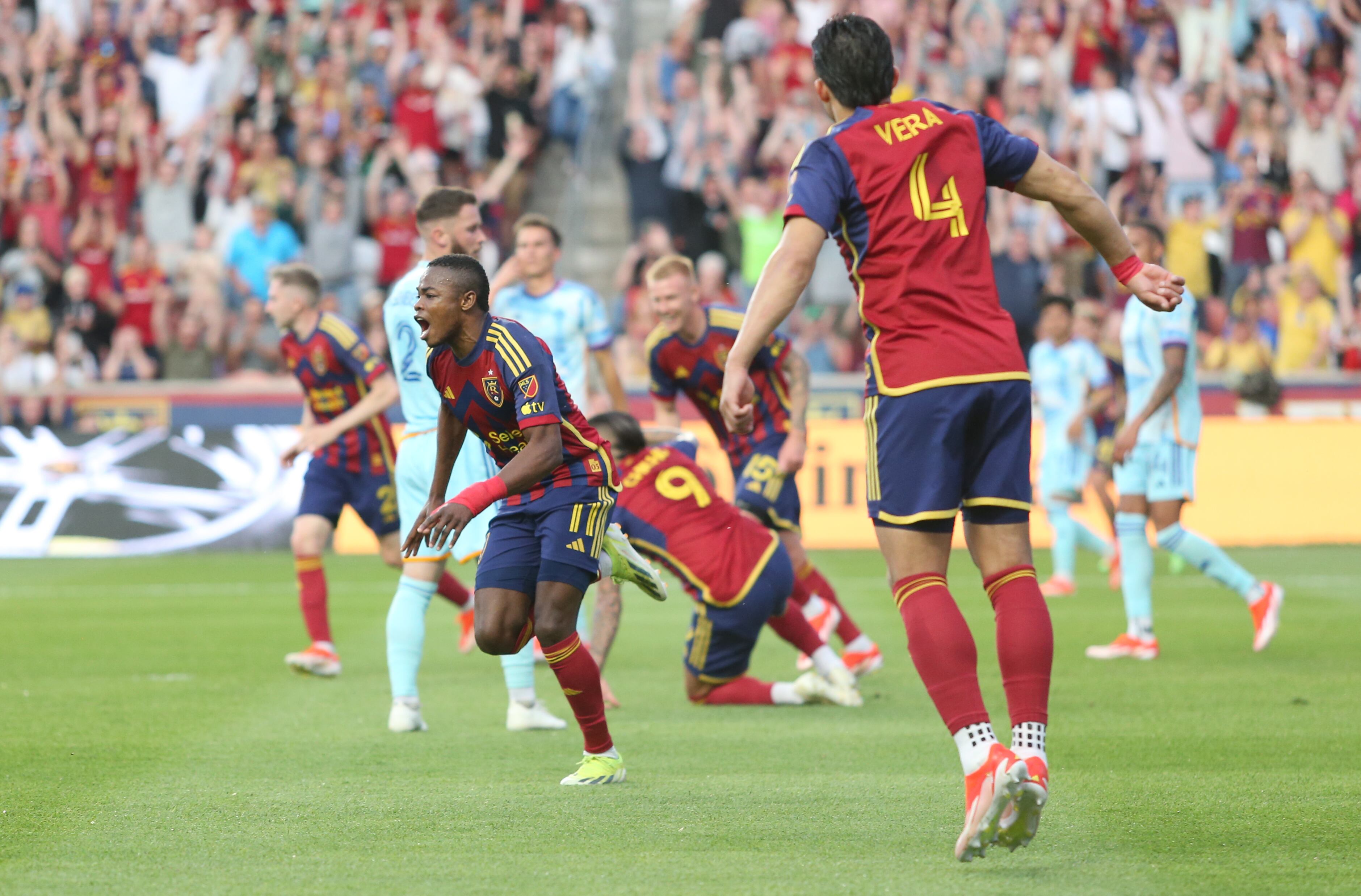 Carlos Gómez festeja uno de sus dos goles frente a Colorado. (Photo by Chris Gardner/Getty Images)