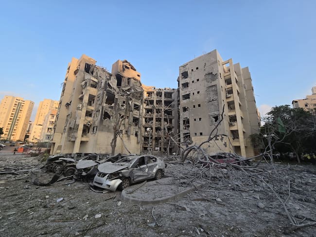 AME8045. BEERSHEBA (ISRAEL), 24/06/2025.- Fotografía cedida por el Servicio de Bomberos y Rescate de Israel donde se observa los daños en una zona por el ataque de un misil iraní este martes, en Beersheba (Israel). Irán volvió a lanzar misiles sobre Israel en la madrugada de este martes después de que el presidente de Estados Unidos, Donald Trump, anunció un alto el fuego entre los dos países que luego fue contradicho por el Gobierno iraní. EFE/ Servicio de Bomberos Y Rescate de Israel SOLO USO EDITORIAL/SOLO DISPONIBLE PARA ILUSTRAR LA NOTICIA QUE ACOMPAÑA (CRÉDITO OBLIGATORIO)