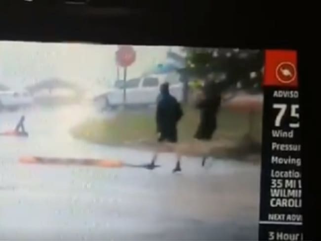 ¿Estaba fingiendo? Periodista es criticado en medio del huracán Florence