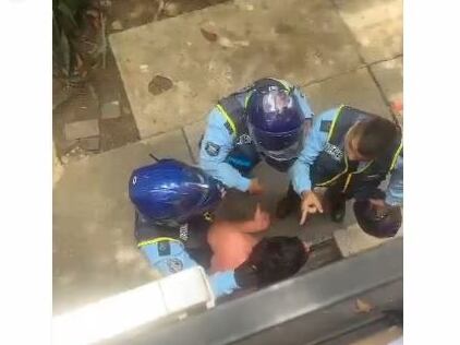 Riña entre un civil y agentes de tránsito- foto video cortesía