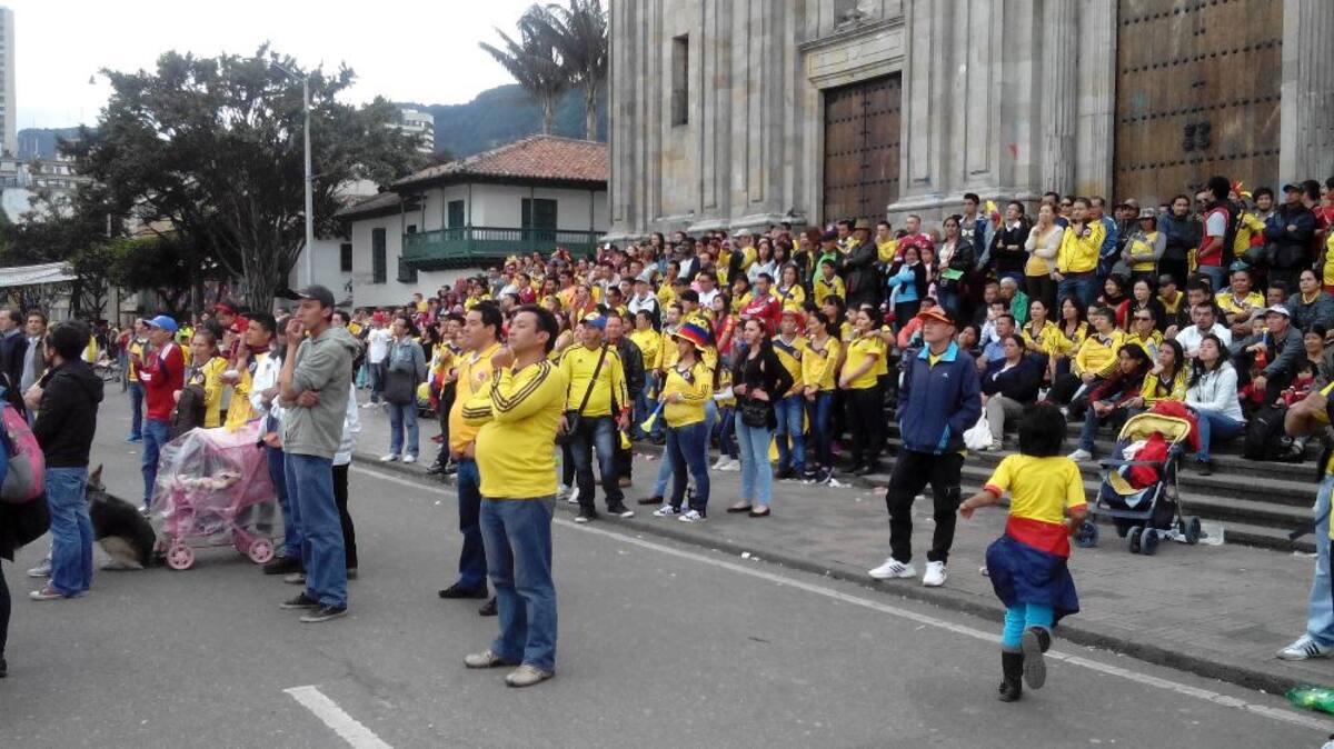 La plaza de Bolívar reúne a miles de hinchas de la selección.