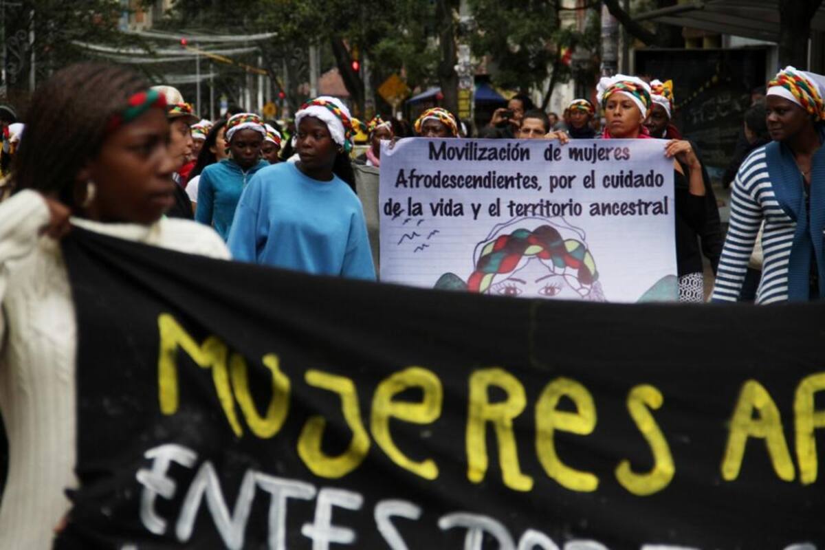 Recorrieron a pie desde el Cauca y llegaron a Bogotá exigiendo que pare la mineria ilegal porque contamina los rios y el habitad de su región.