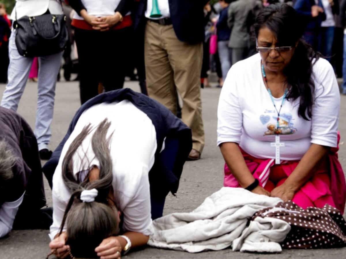 Con crucifijos y rosarios protestaron frente a la sede de Ministerio de Educación
