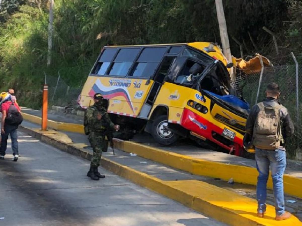 Un bus chocó en el peaje de Copacabana y dejó 7 heridos