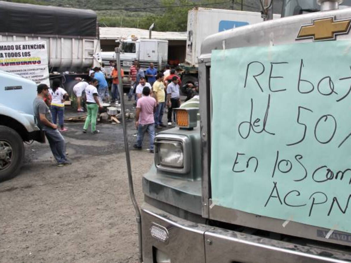 Millonarias pérdidas deja paro camionero a lecheros y agricultores