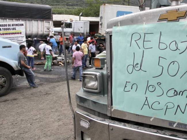 Millonarias pérdidas deja paro camionero a lecheros y agricultores