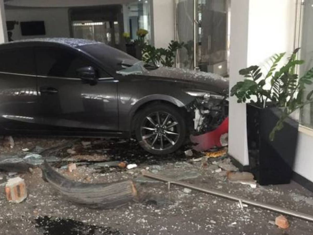Mujer celosa destruye lobby de motel con su carro en Cali