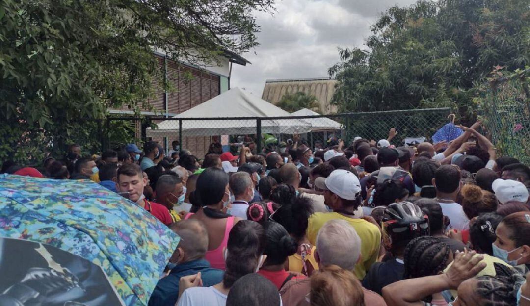 La presunta improvisación en la dotación del mobiliario de algunos puestos de votación generó demoras en la apertura de los comicios