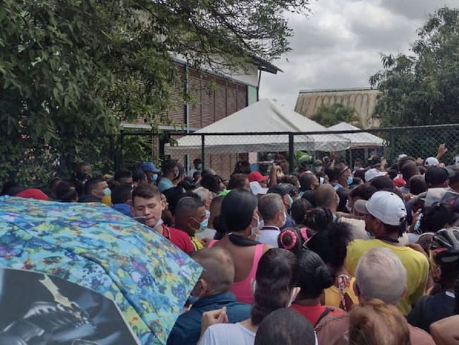 La presunta improvisación en la dotación del mobiliario de algunos puestos de votación generó demoras en la apertura de los comicios