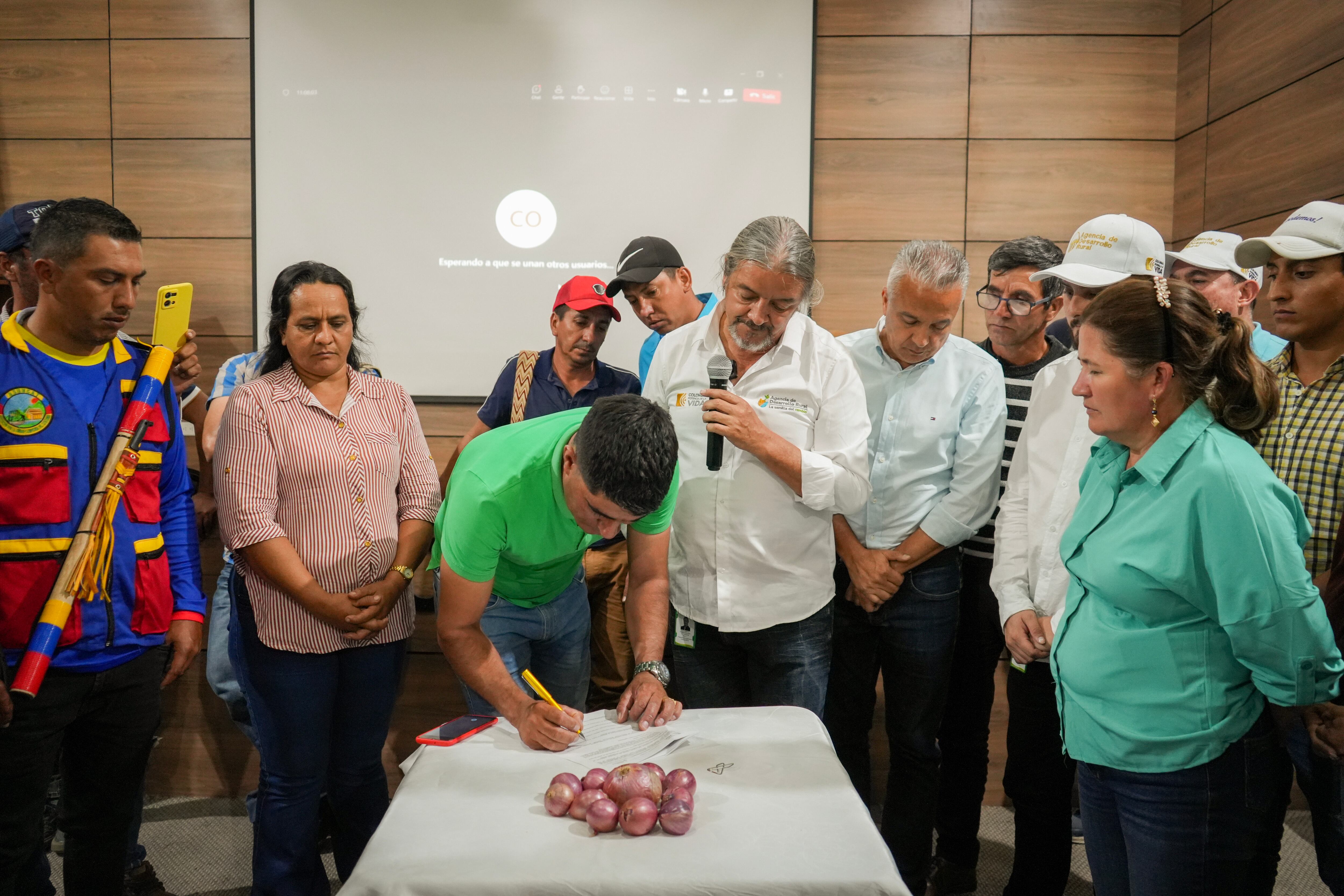 Firman acuerdo con productores de cebolla. Foto: ADR