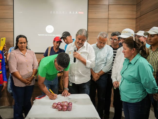 Firman acuerdo con productores de cebolla. Foto: ADR