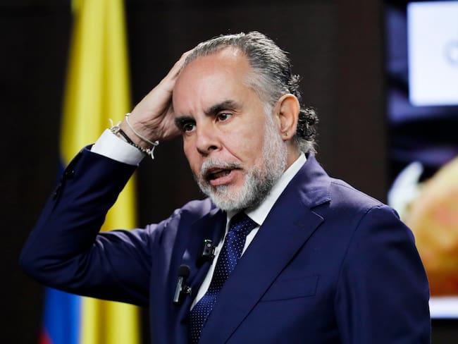 BOG400. BOGOTÁ (COLOMBIA), 27/05/2025.- El ministro del Interior de Colombia, Armando Benedetti, habla durante una rueda de prensa este martes en Bogotá (Colombia). El Gobierno colombiano anunció este martes que convocará la votación de la consulta popular por decreto si el Senado no se pronuncia antes del 1 de junio sobre la primera iniciativa con la que el presidente Gustavo Petro busca reflotar su reforma laboral, una de las principales banderas de su agenda, que fue negada en esa cámara legislativa en mes pasado. EFE/Carlos Ortega