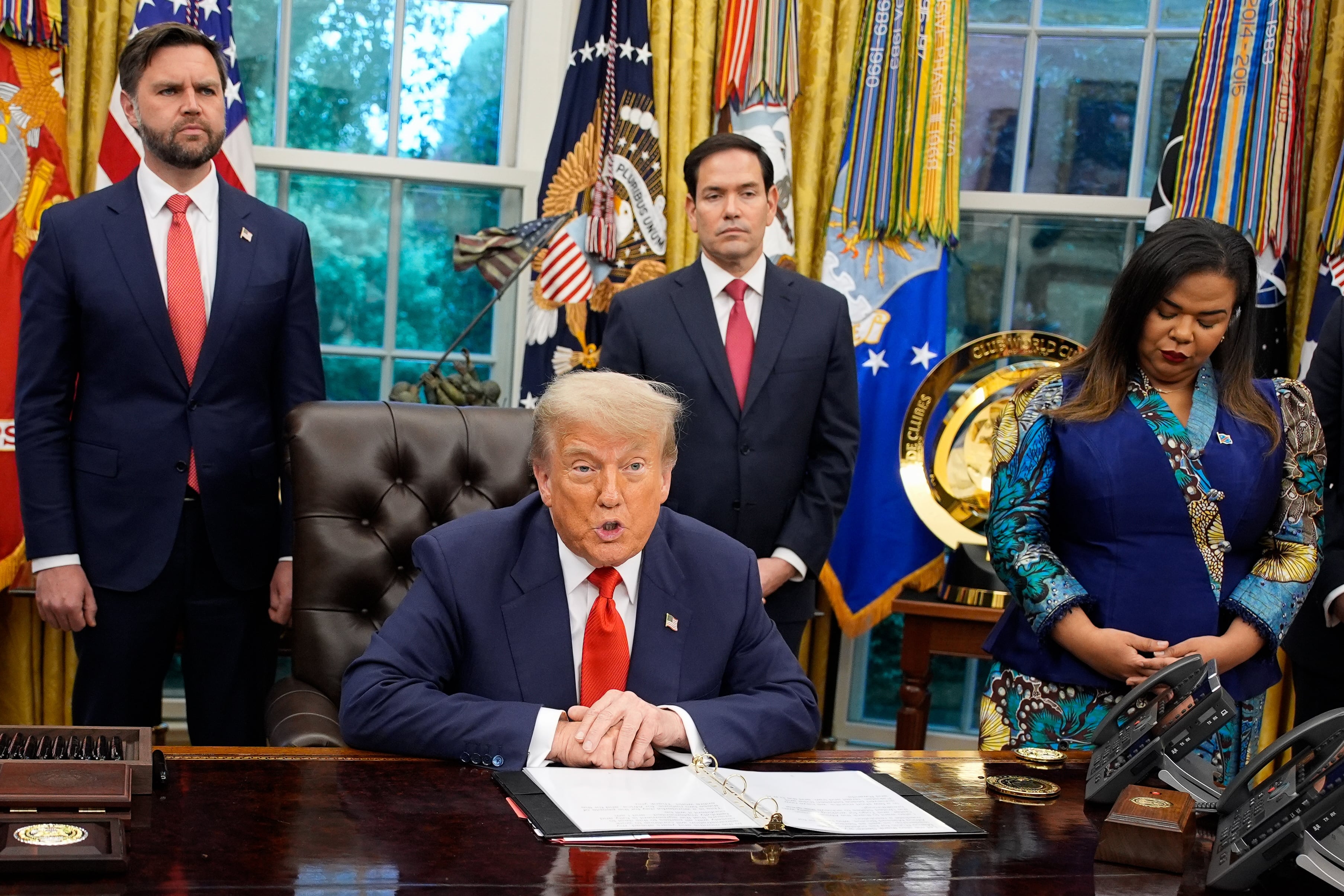 Washington (United States), 27/06/2025.- US President Donald Trump (2-L) speaks during a meeting with Democratic Republic of the Congo Foreign Minister Therese Kayikwamba Wagner (R) and Rwandan Foreign Minister Olivier Nduhungirehe (not pictured) in the Oval Office of the White House in Washington, DC, USA on 27 June 2025. Also in the meeting, US Vice President JD Vance (L) and US Secretary of State Marco Rubio (2-R). Rwanda and the Democratic Republic of Congo will sign an agreement in Washington, on 27 June to put an end to a conflict in the eastern DRC that has killed thousands. (Ruanda) EFE/EPA/YURI GRIPAS / POOL