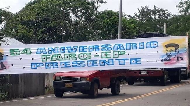 Disidencias de las Farc bloquean vía en Arauca. Foto: Cortesía para W Radio