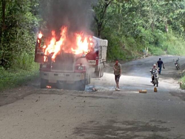 Tractomula quemada en Norte de Santander. Foto archivo referencia