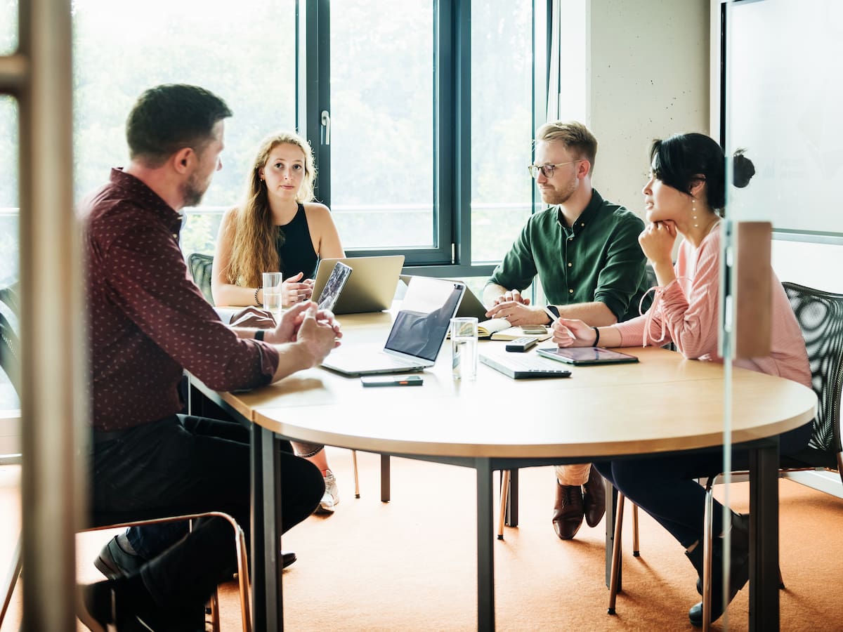 SENA publicó nuevas ofertas en el exterior: perfiles requeridos y salario en euros