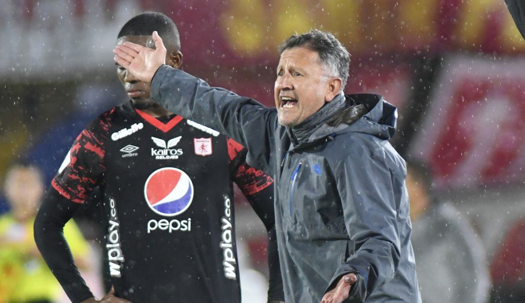 Juan Carlos Osorio da indicaciones a sus dirigidos durante el juego de la Superliga en El Campín.
