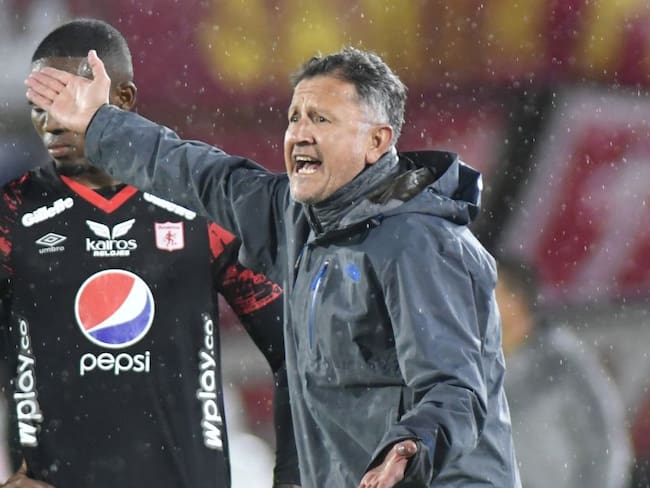 Juan Carlos Osorio da indicaciones a sus dirigidos durante el juego de la Superliga en El Campín.