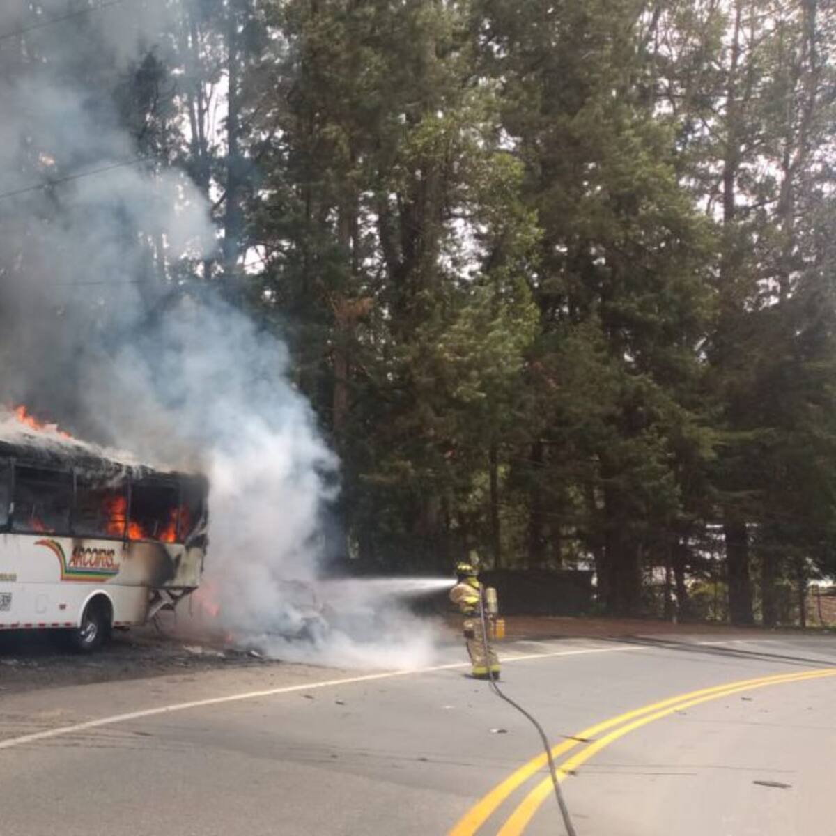 Aparatoso accidente de un bus y un automóvil en El Retiro, no dejó heridos