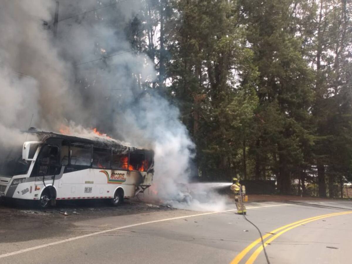 Aparatoso accidente de un bus y un automóvil en El Retiro, no dejó heridos