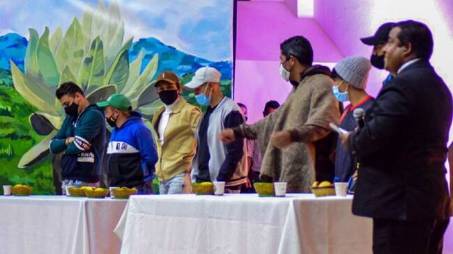 Un joven de 20 años ganó el concurso del comelón de almojábanas en Paipa