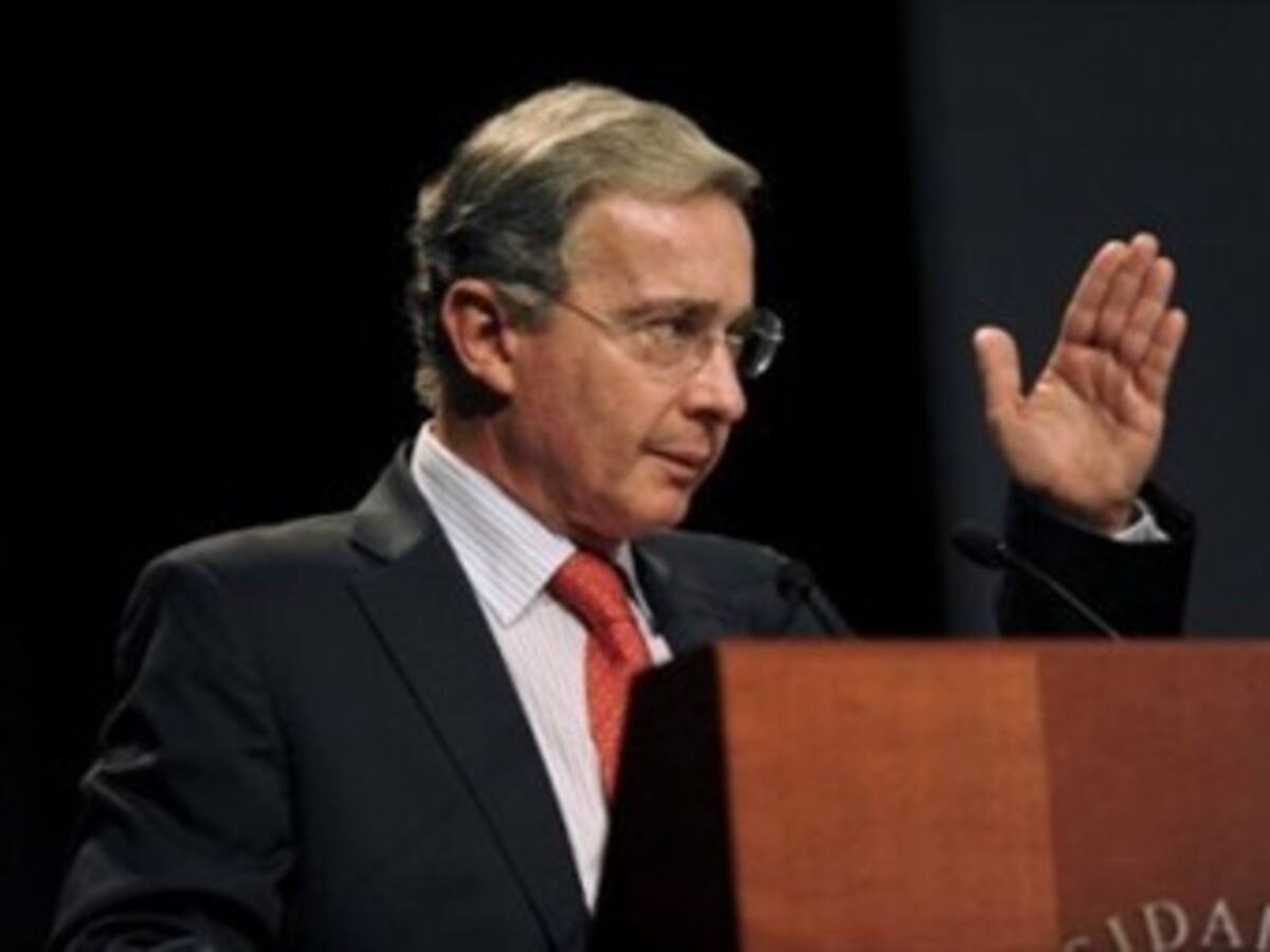 Uribe denuncia que Gobierno da auxilios camuflados en cupos indicativos a los congresistas