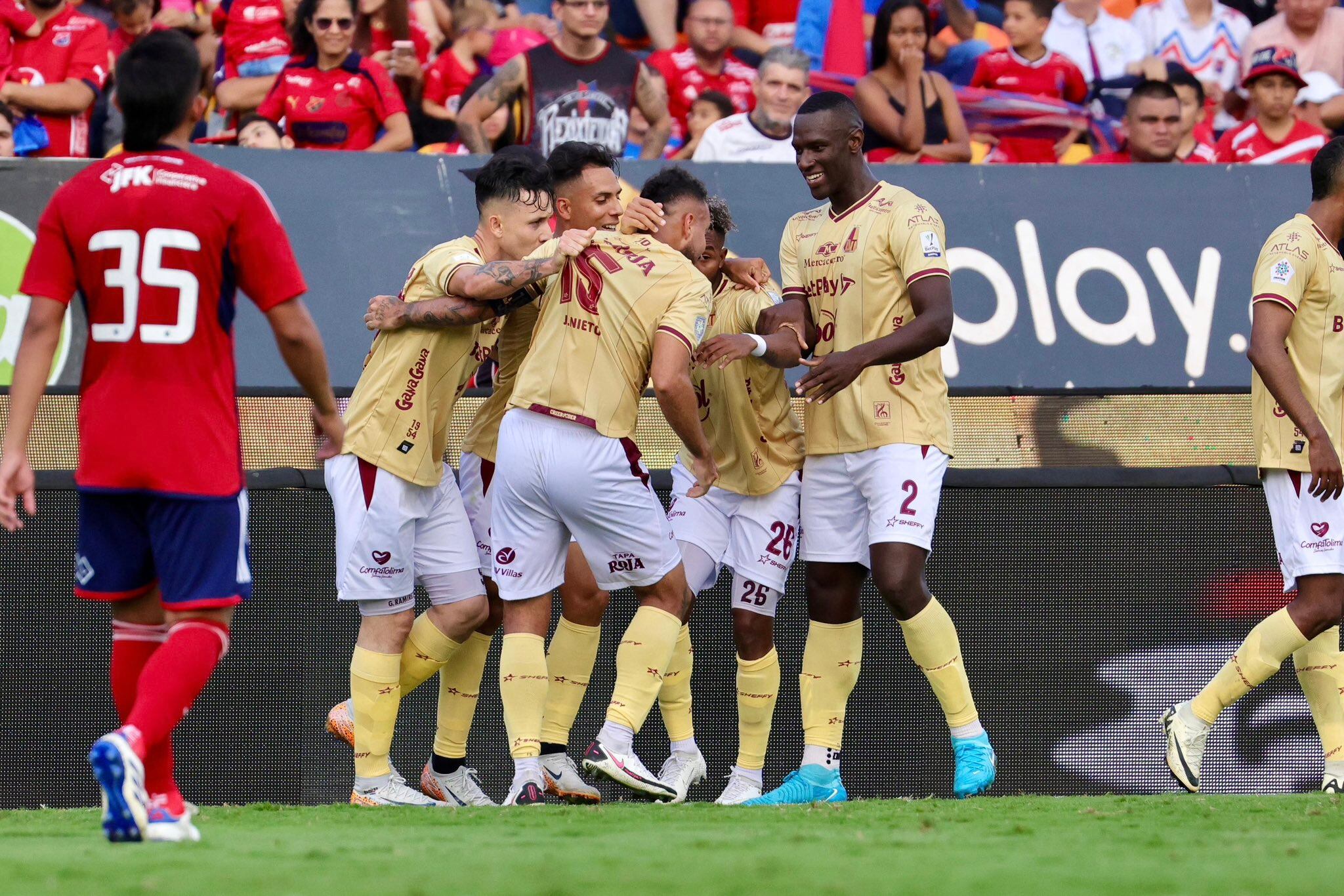 Los jugadores del Tolima celebran el único gol del partido en Medellín / Twitter: @cdtolima.