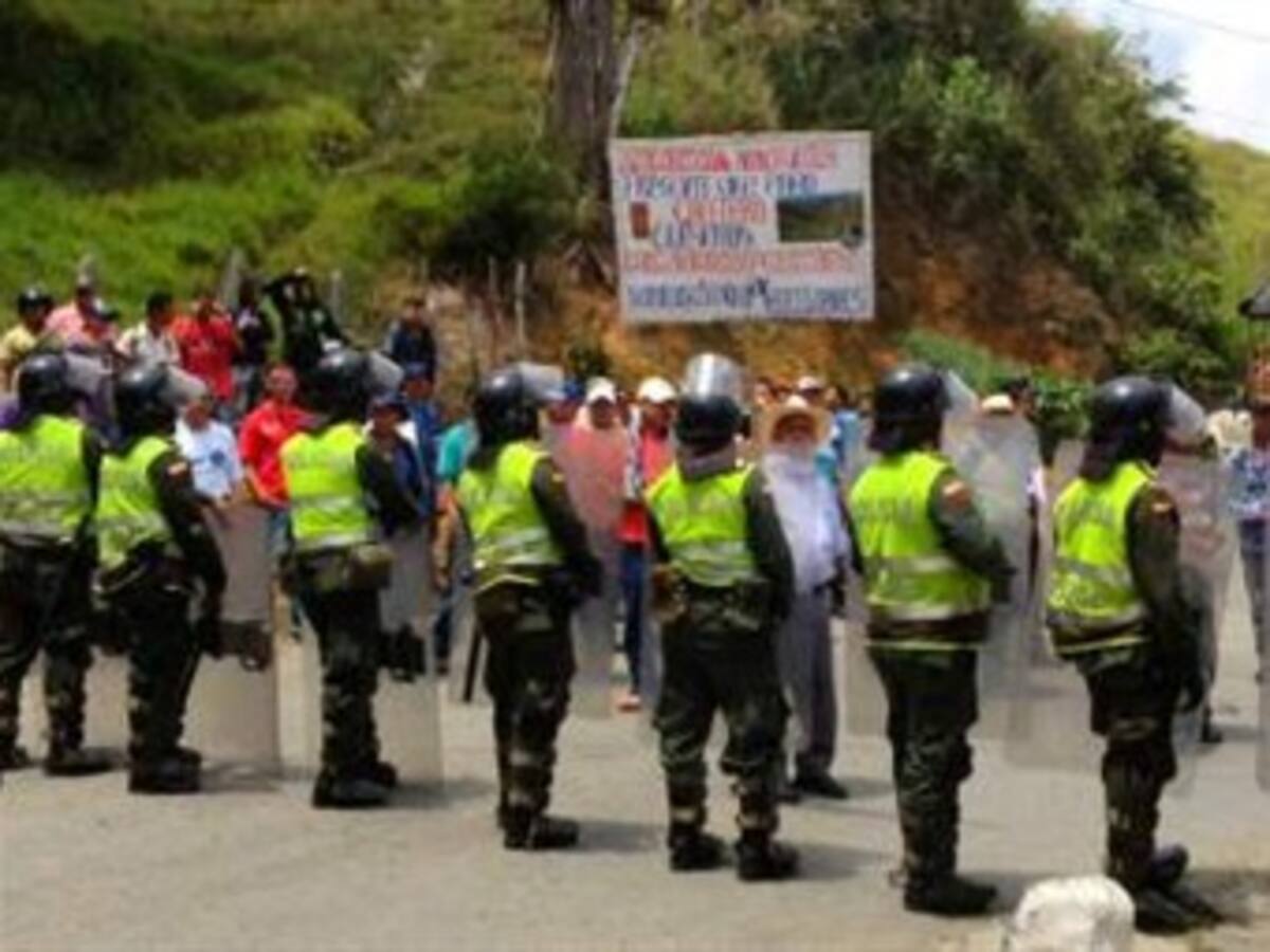 Protestas campesinas terminaron en enfrentamientos con la Policía en Santander