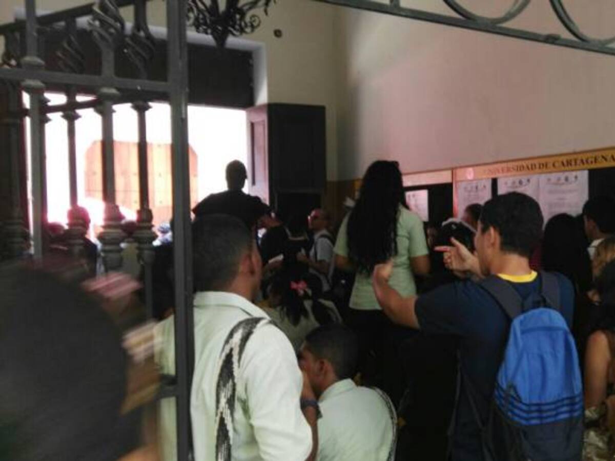 Con protesta estudiantes de la UdeC exigieron mayores compromisos con la crisis del HUdeC