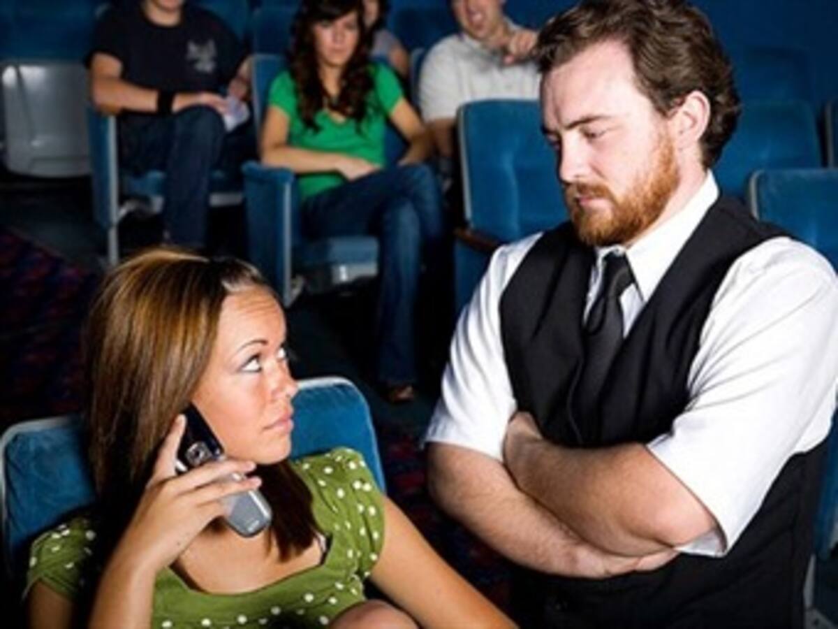 Consultar el teléfono celular en el teatro, el comportamiento más inaceptable