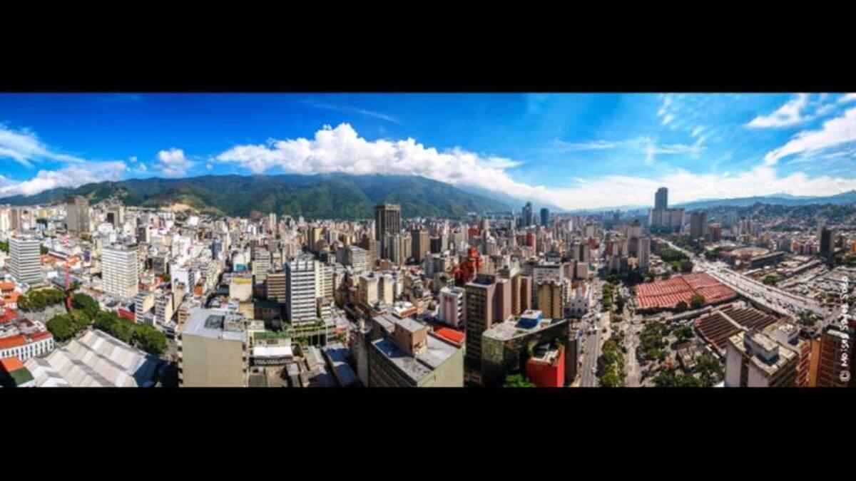 “Una panorámica de Caracas que muestra es la ciudad y el Guaraira Repano (el cerro Ávila)”. Por Moises Sayet Soto desde la capital venezolana.